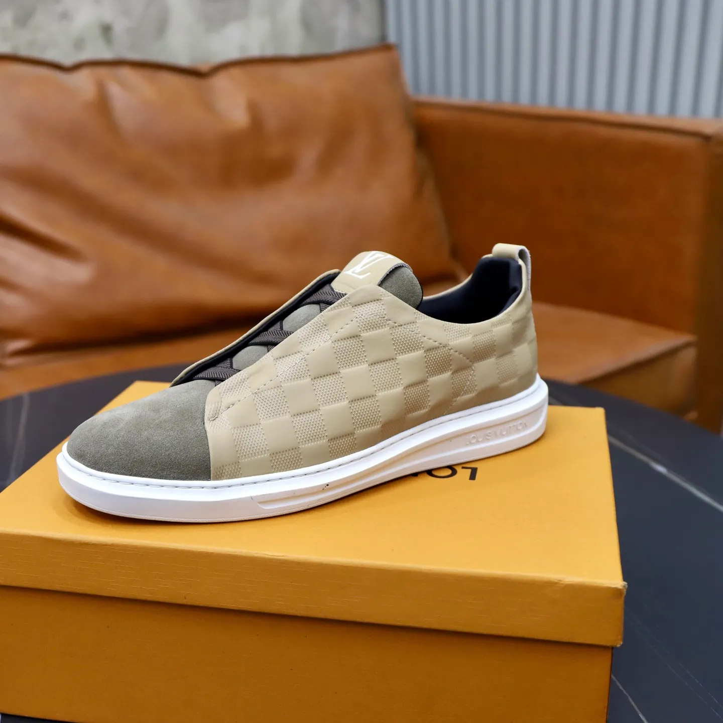 Ex-factory price: 442💰🙅‍♂️🙅‍♂️🙅‍♂️ Brand: LV Louis Vuitton Standard code: 38-44 (45 customized) Grade: Same as the official website Material: Original cowhide material stitching Comfortable and breathable sheepskin lining Lightweight and wear-resistant sports outsole Style category: Men's fashionable casual shoes Running sneakers Distinguished luxury brand elements Top luxury color: actual picture color